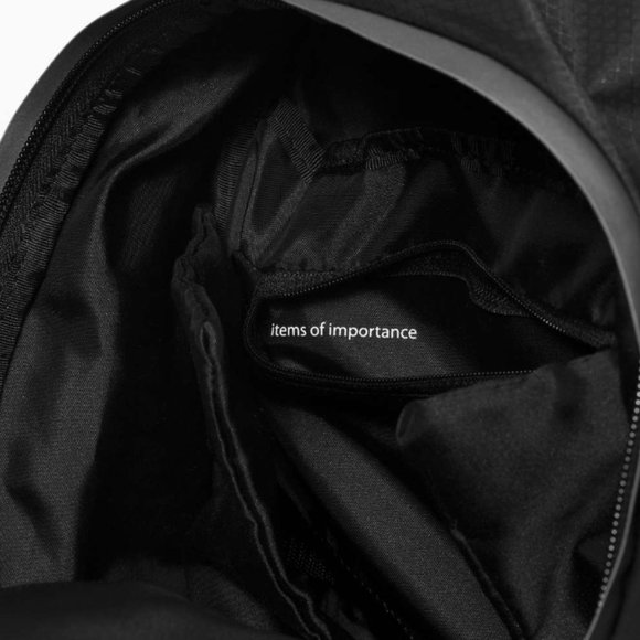 NWOT Lululemon far and free backpack  sz 13L - Picture 2 of 11